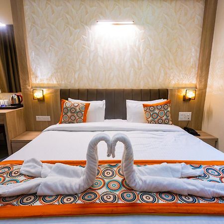 Hotel Golden Petals Váránaszi Kültér fotó