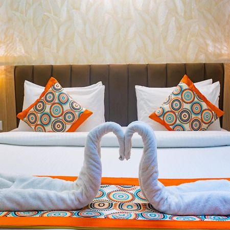 Hotel Golden Petals Váránaszi Kültér fotó