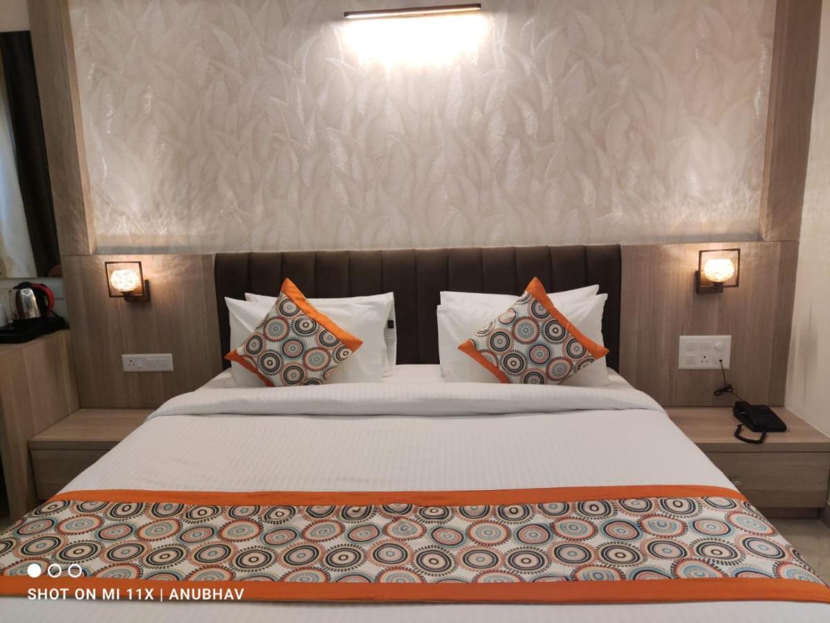 Hotel Golden Petals Váránaszi Kültér fotó