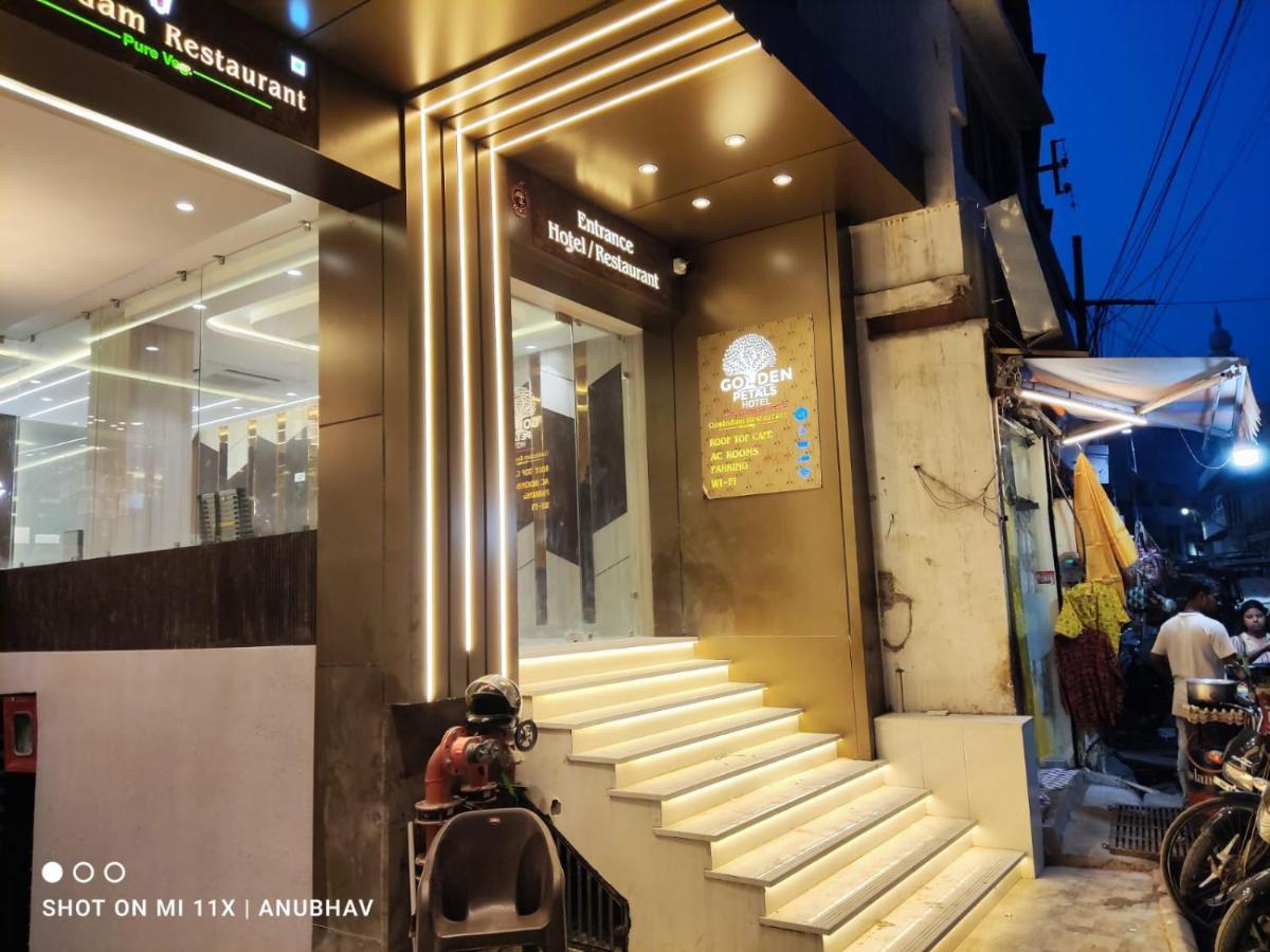 Hotel Golden Petals Váránaszi Kültér fotó
