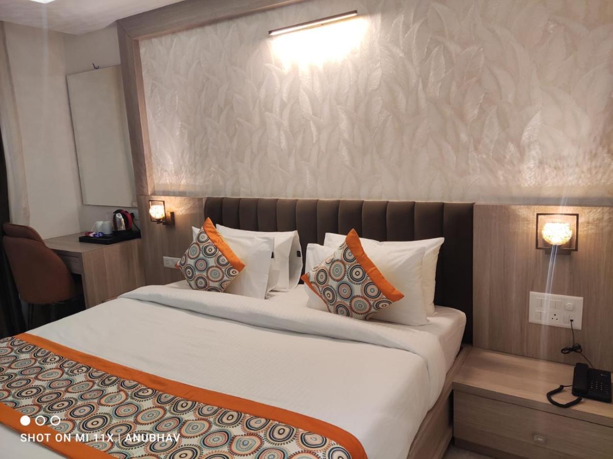 Hotel Golden Petals Váránaszi Kültér fotó