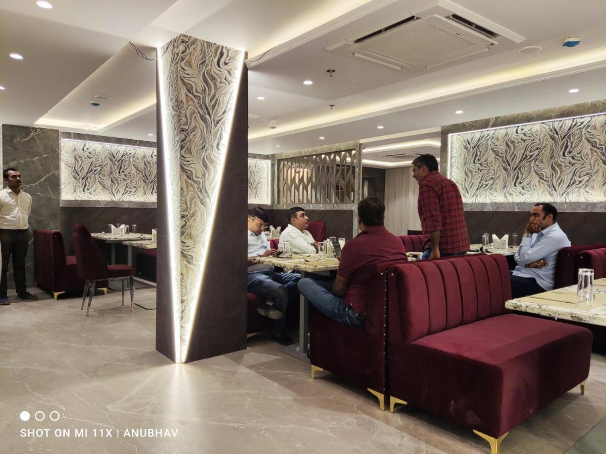 Hotel Golden Petals Váránaszi Kültér fotó