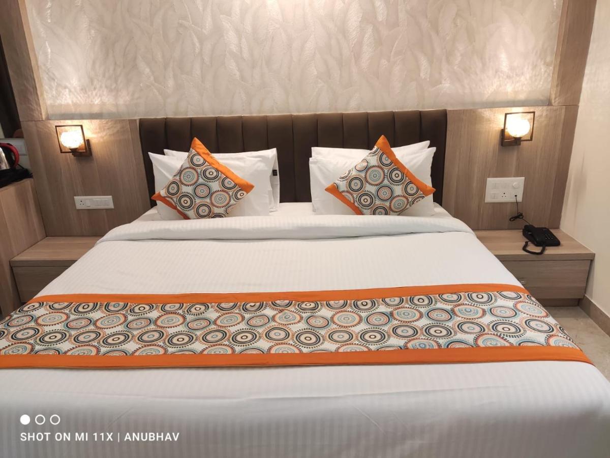 Hotel Golden Petals Váránaszi Kültér fotó