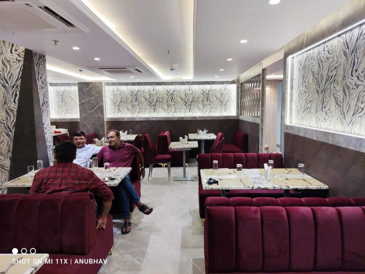 Hotel Golden Petals Váránaszi Kültér fotó