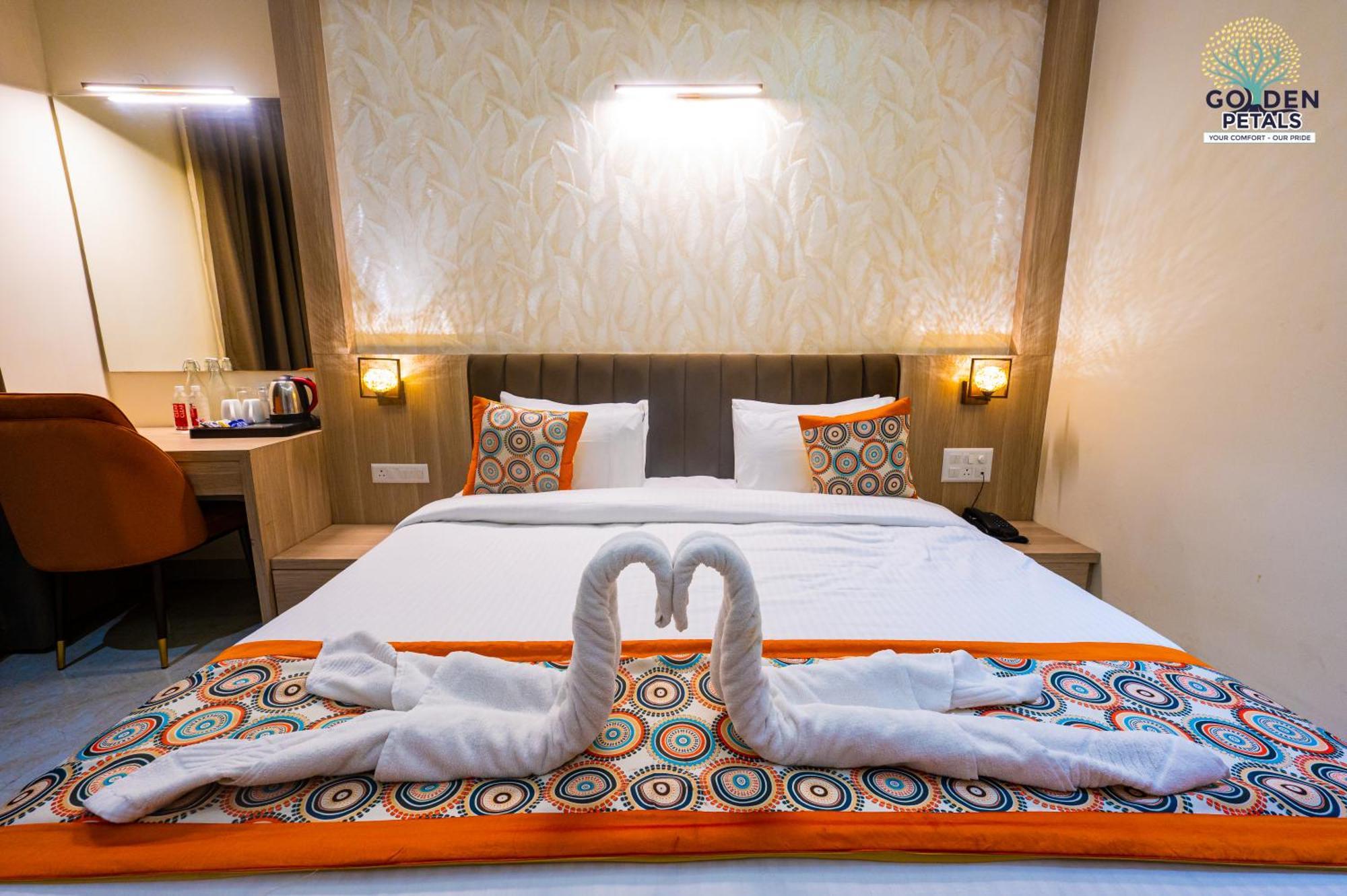 Hotel Golden Petals Váránaszi Kültér fotó
