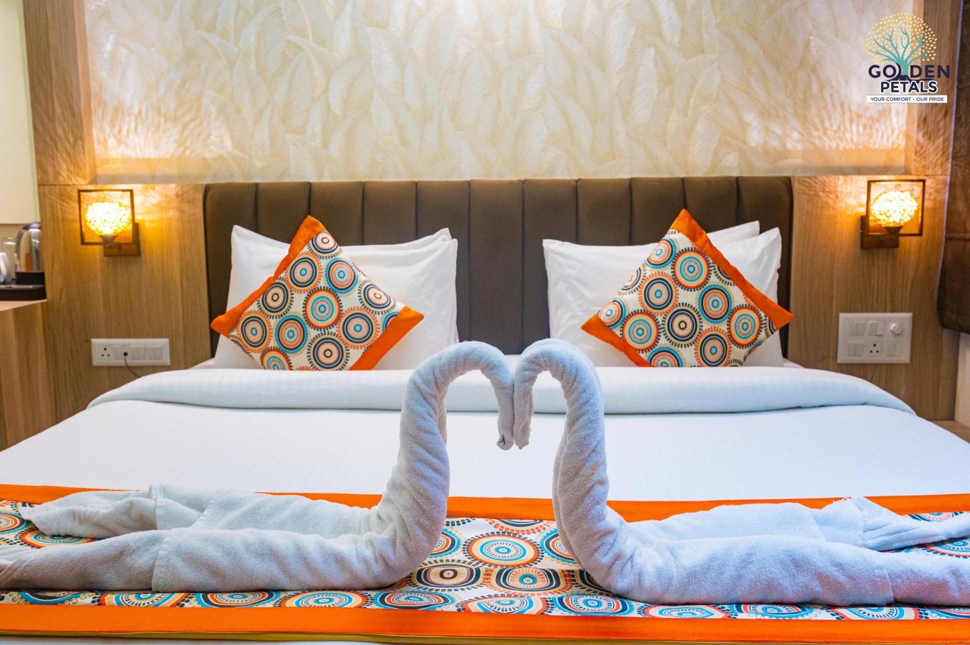 Hotel Golden Petals Váránaszi Kültér fotó