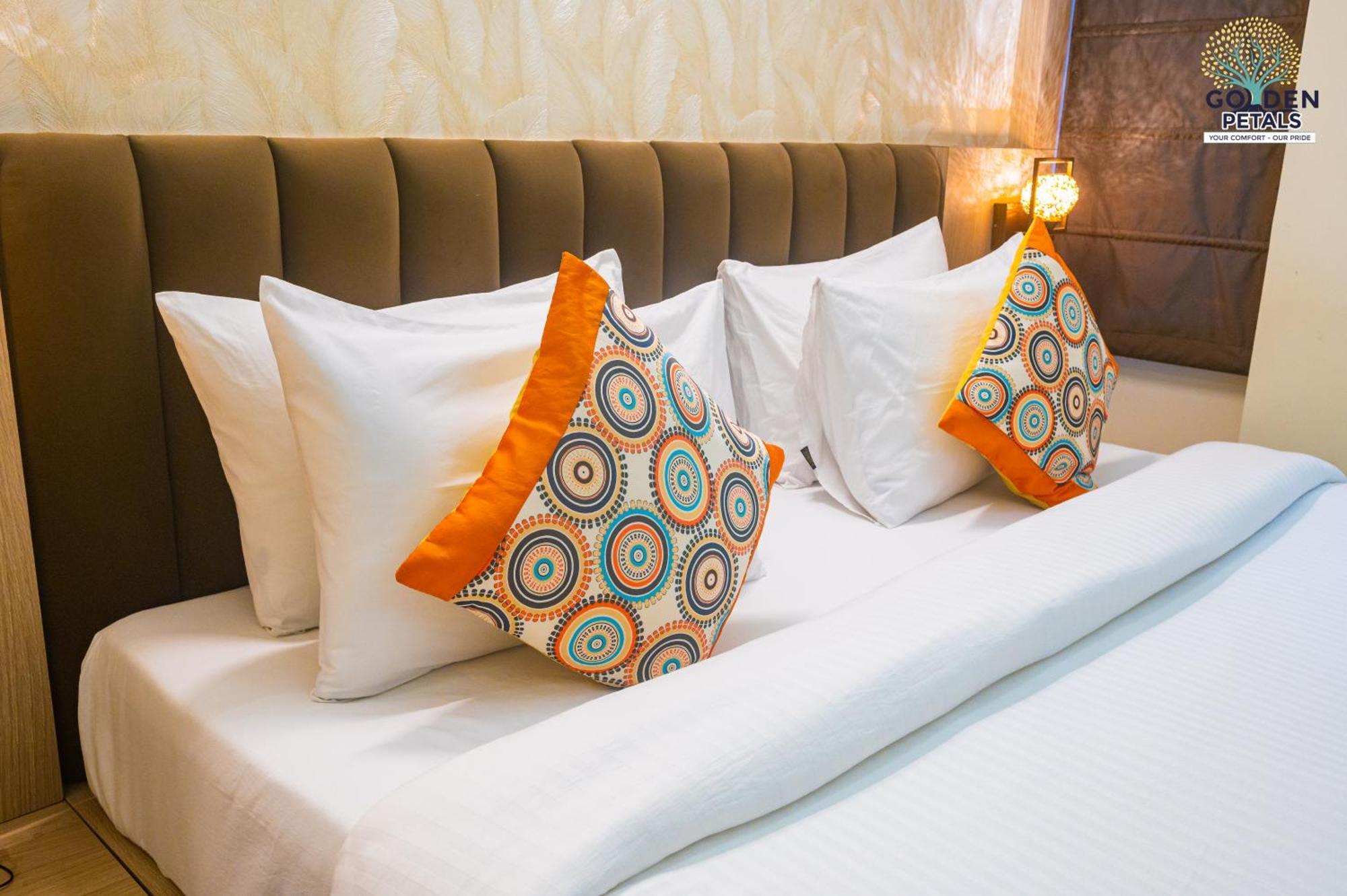 Hotel Golden Petals Váránaszi Kültér fotó