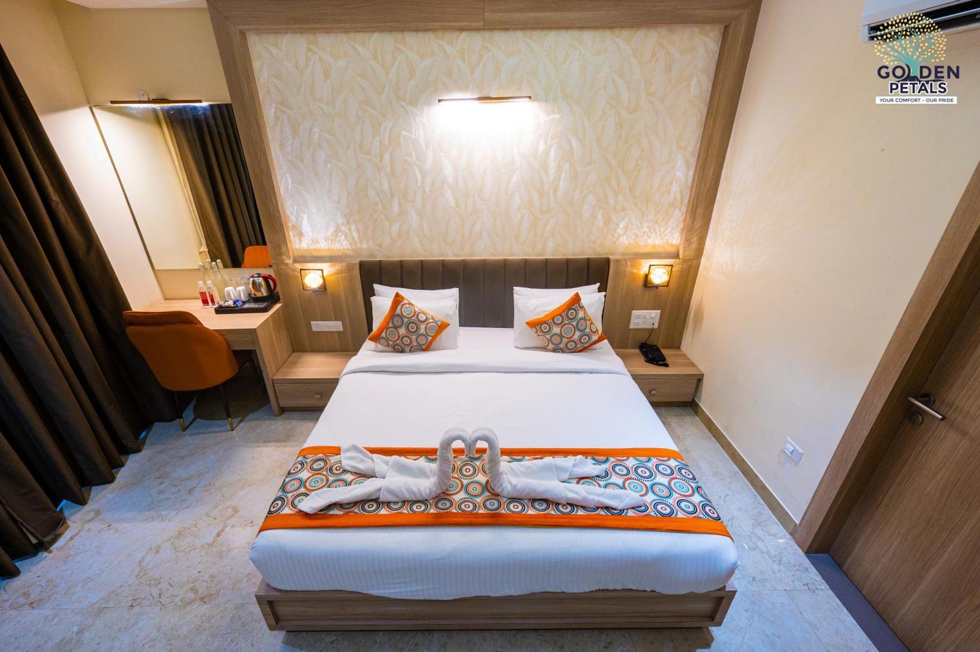 Hotel Golden Petals Váránaszi Kültér fotó