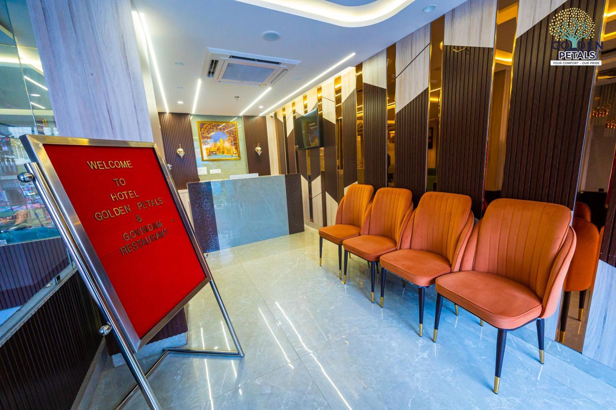 Hotel Golden Petals Váránaszi Kültér fotó