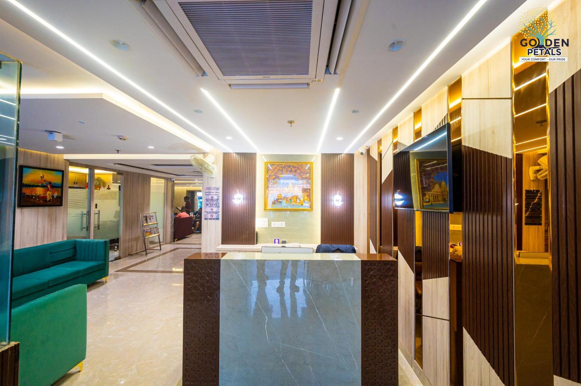 Hotel Golden Petals Váránaszi Kültér fotó