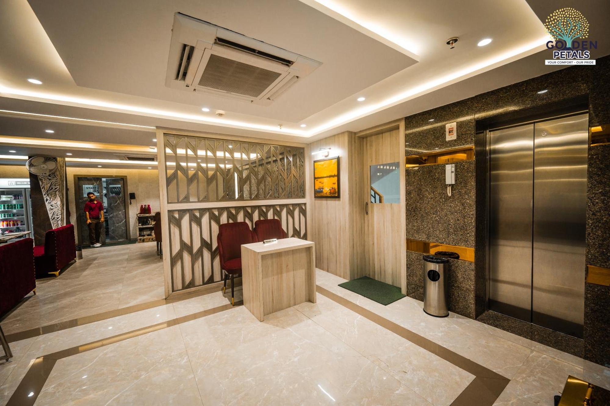 Hotel Golden Petals Váránaszi Kültér fotó
