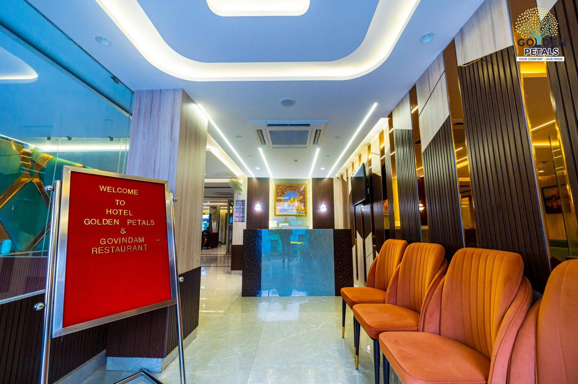Hotel Golden Petals Váránaszi Kültér fotó