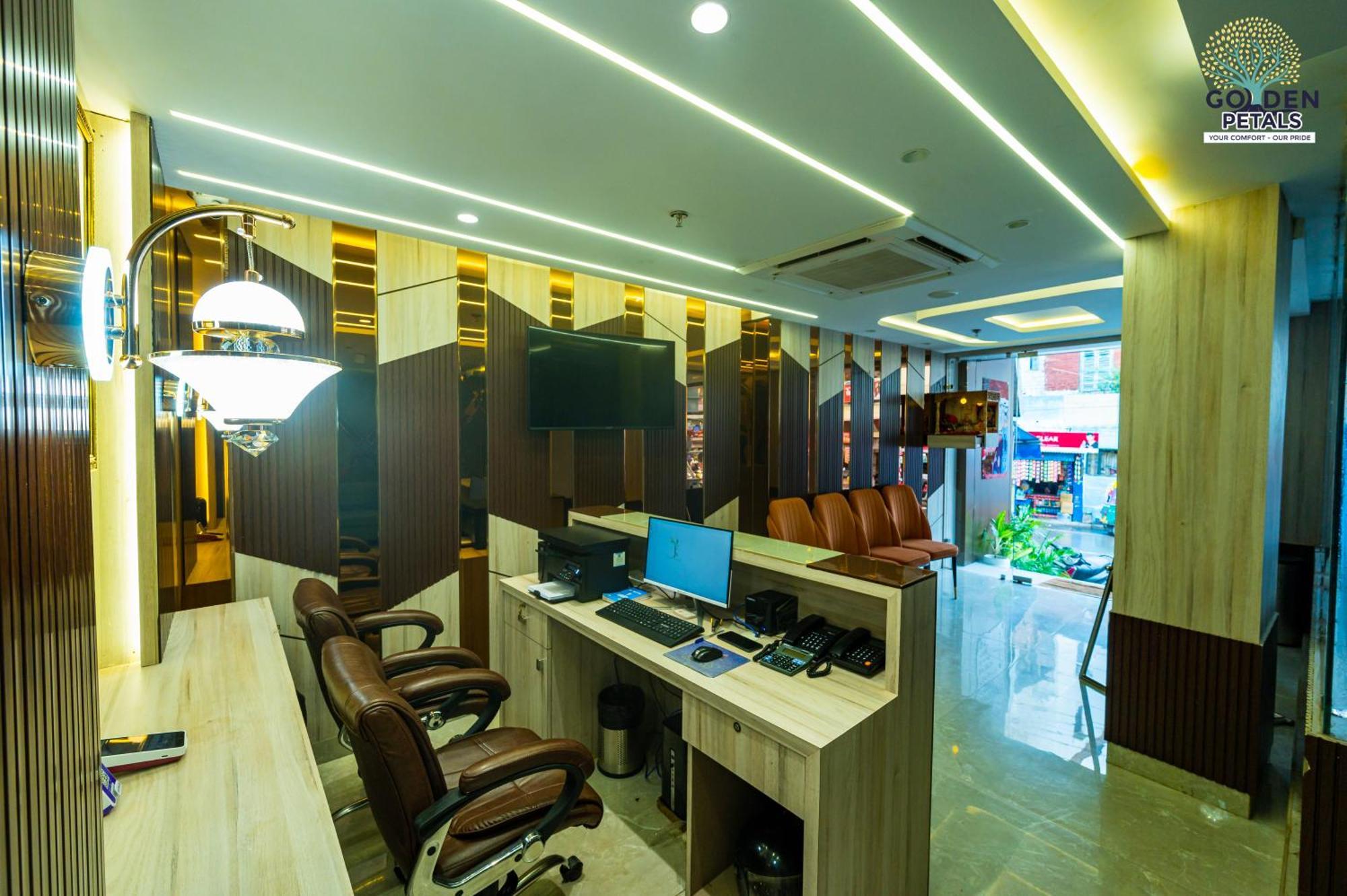 Hotel Golden Petals Váránaszi Kültér fotó