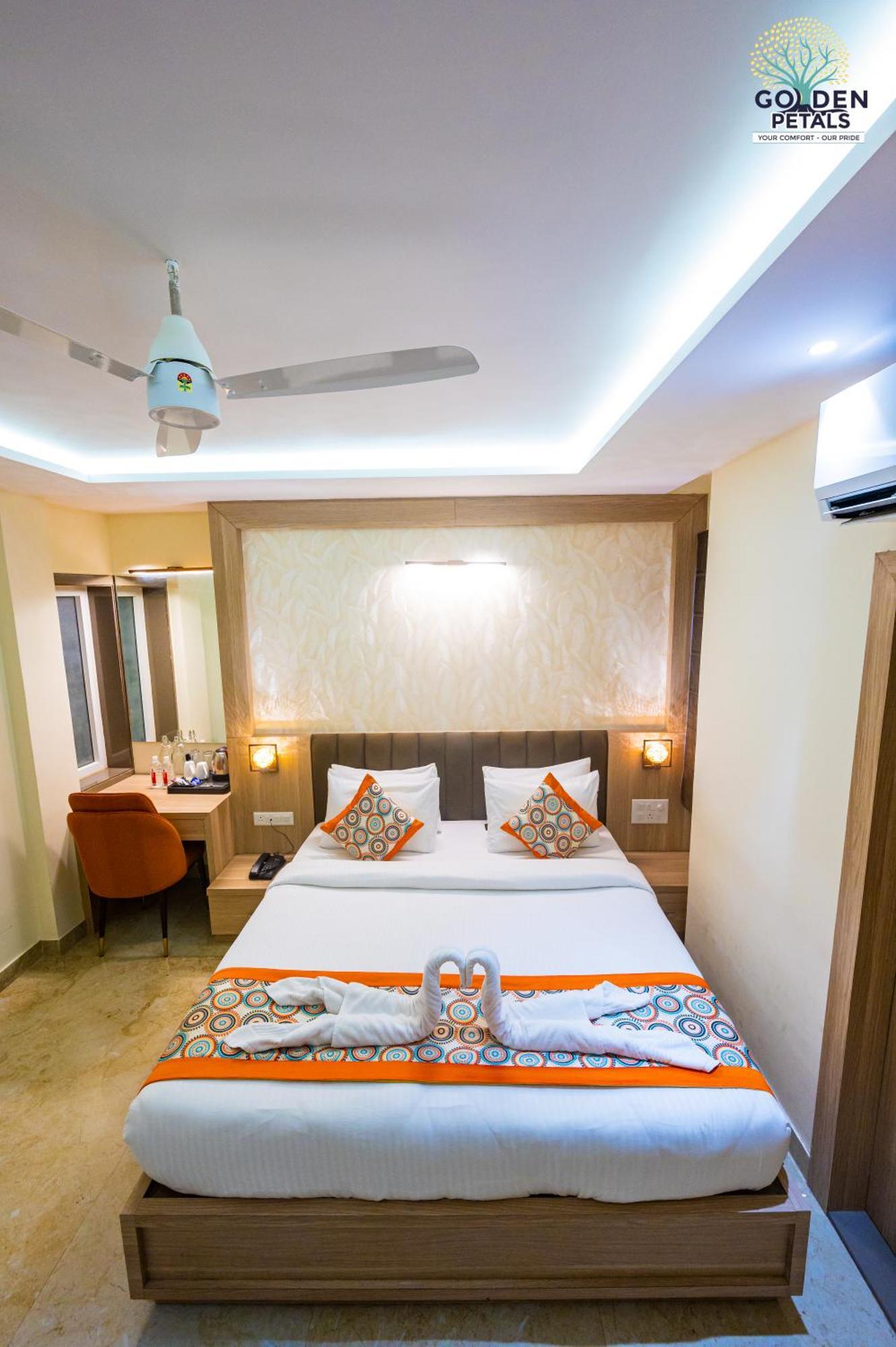 Hotel Golden Petals Váránaszi Kültér fotó