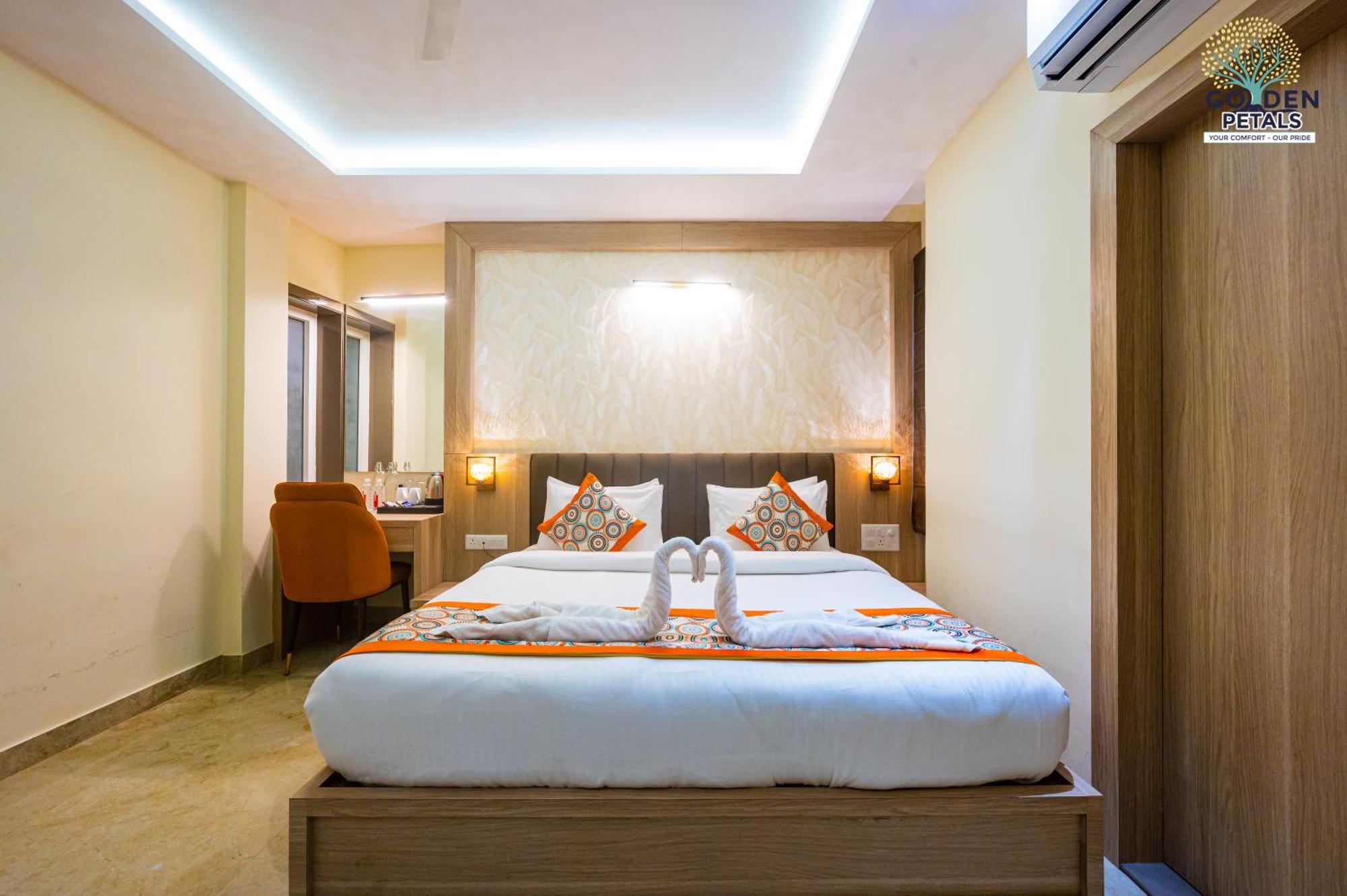 Hotel Golden Petals Váránaszi Kültér fotó