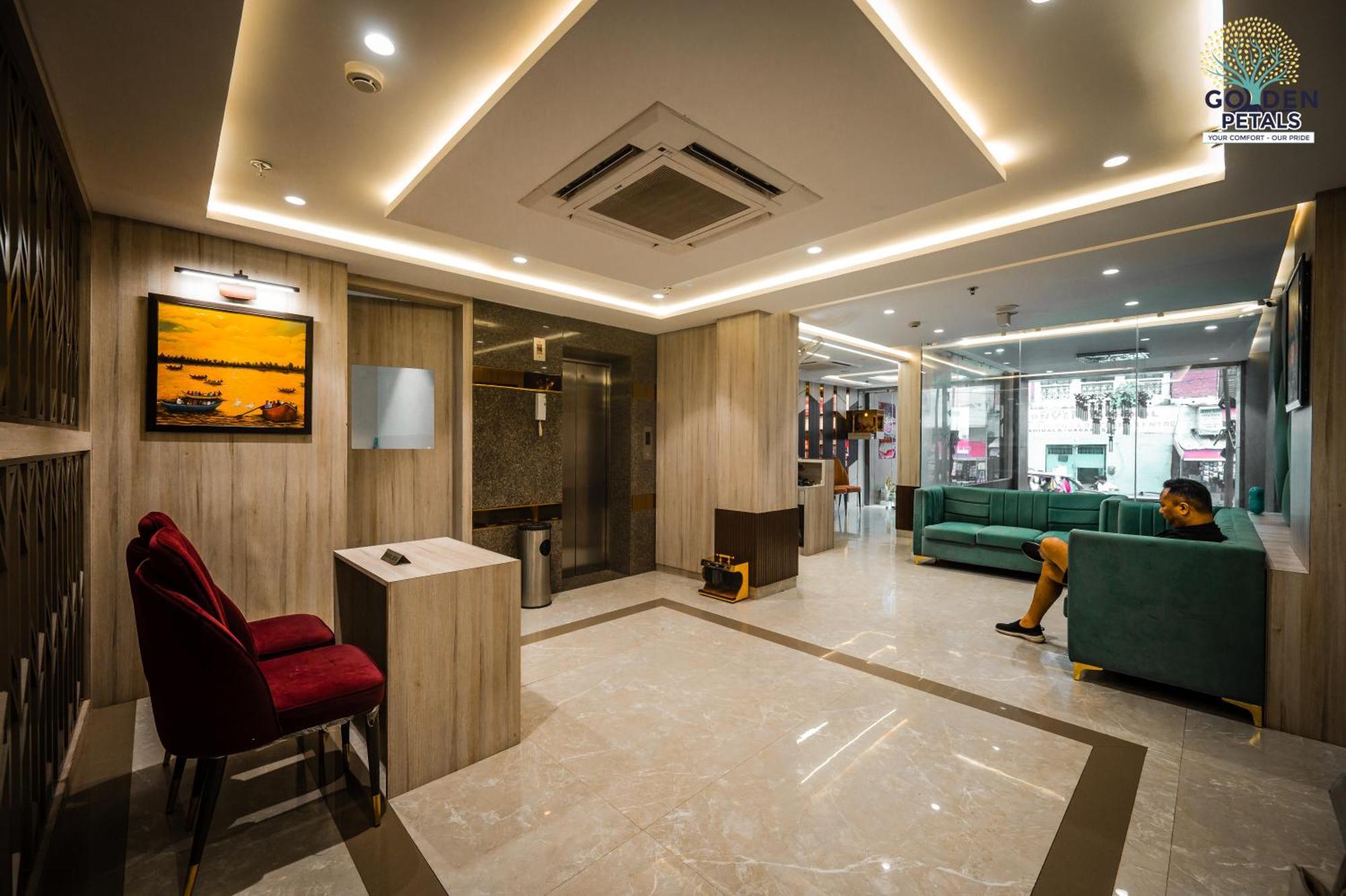 Hotel Golden Petals Váránaszi Kültér fotó