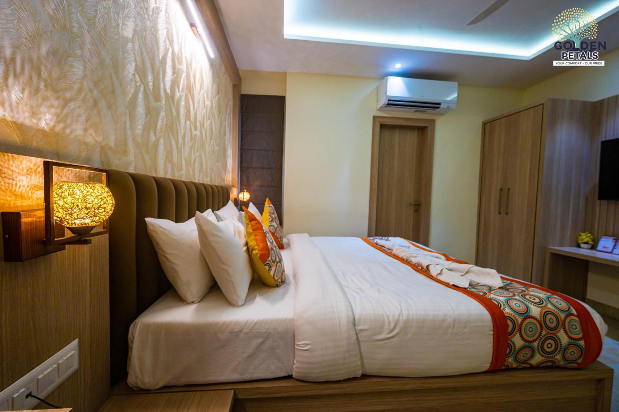 Hotel Golden Petals Váránaszi Kültér fotó