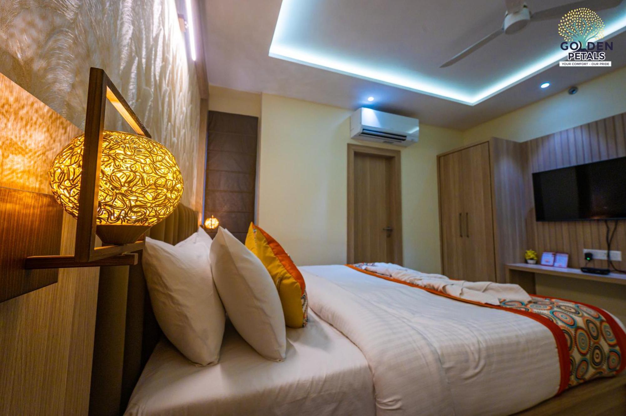 Hotel Golden Petals Váránaszi Kültér fotó