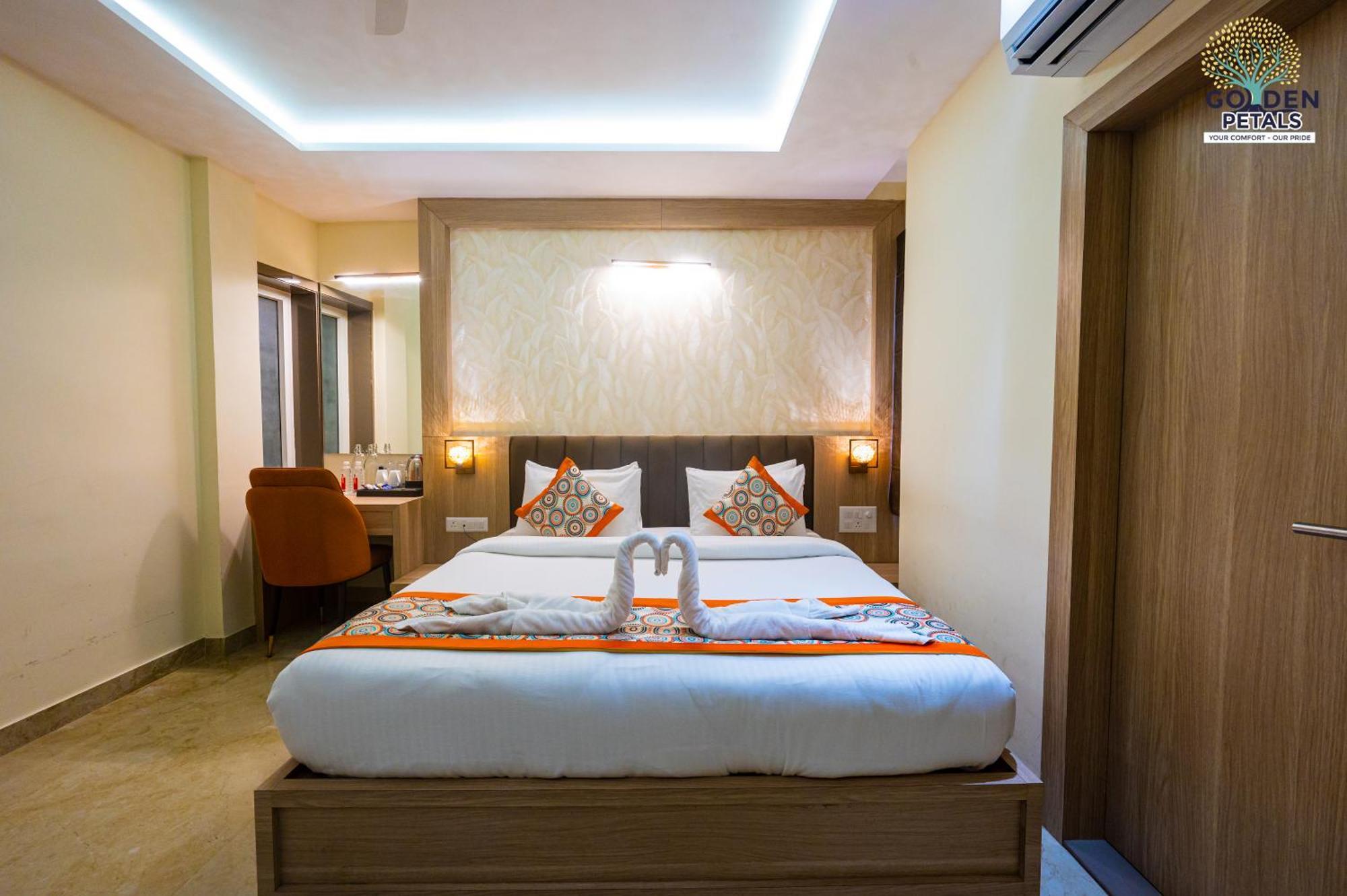 Hotel Golden Petals Váránaszi Kültér fotó