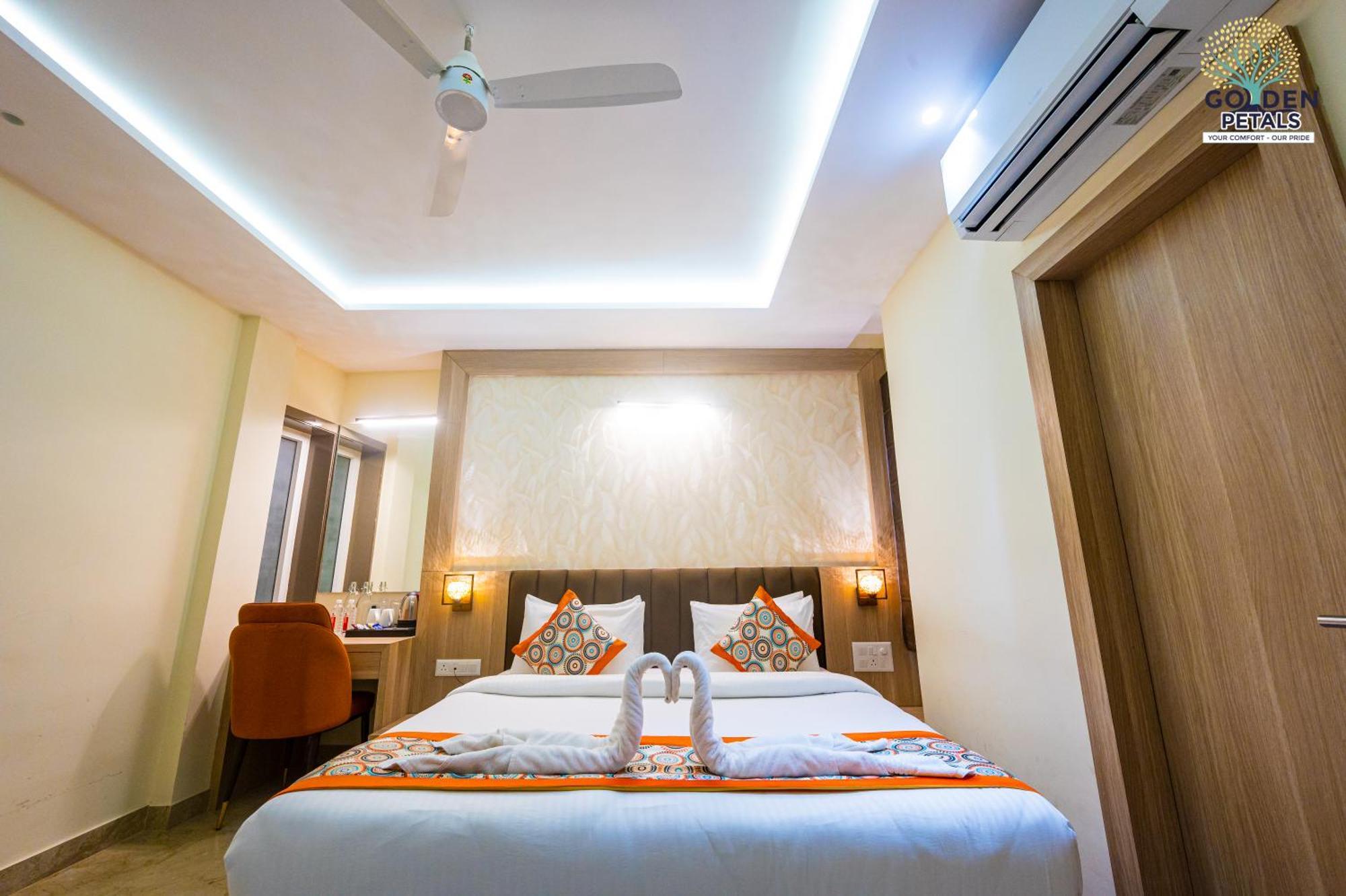 Hotel Golden Petals Váránaszi Kültér fotó