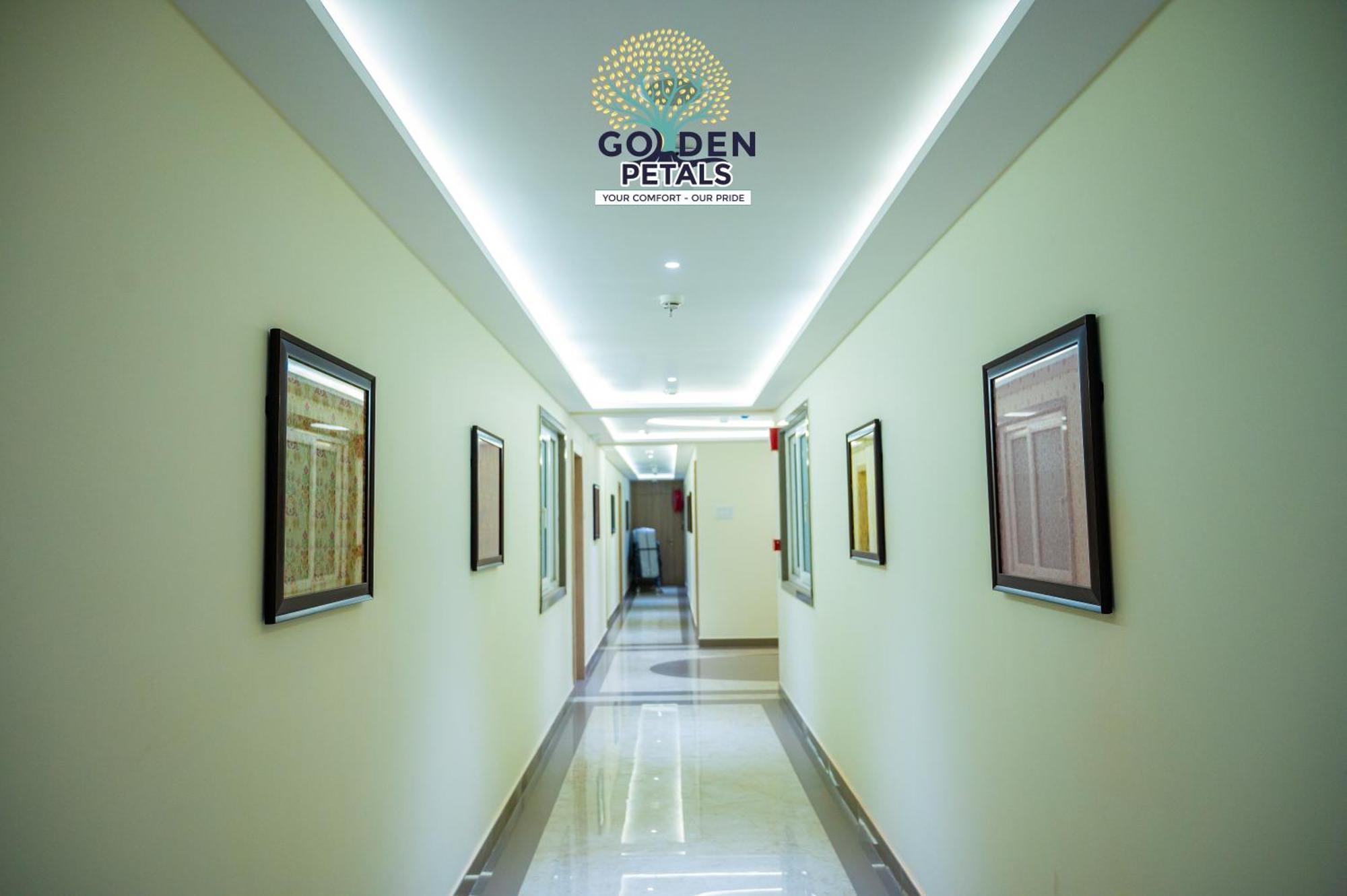 Hotel Golden Petals Váránaszi Kültér fotó