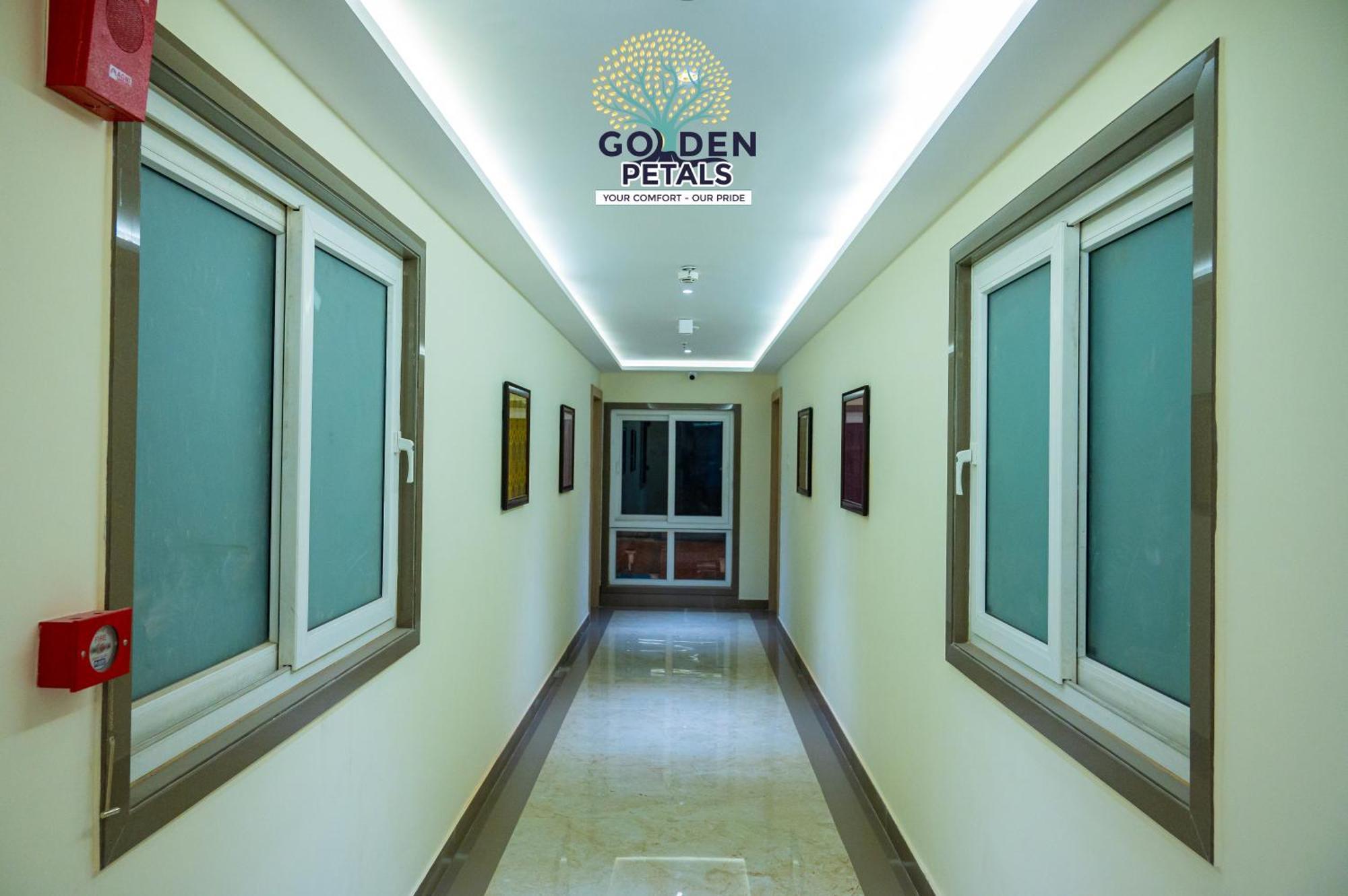 Hotel Golden Petals Váránaszi Kültér fotó