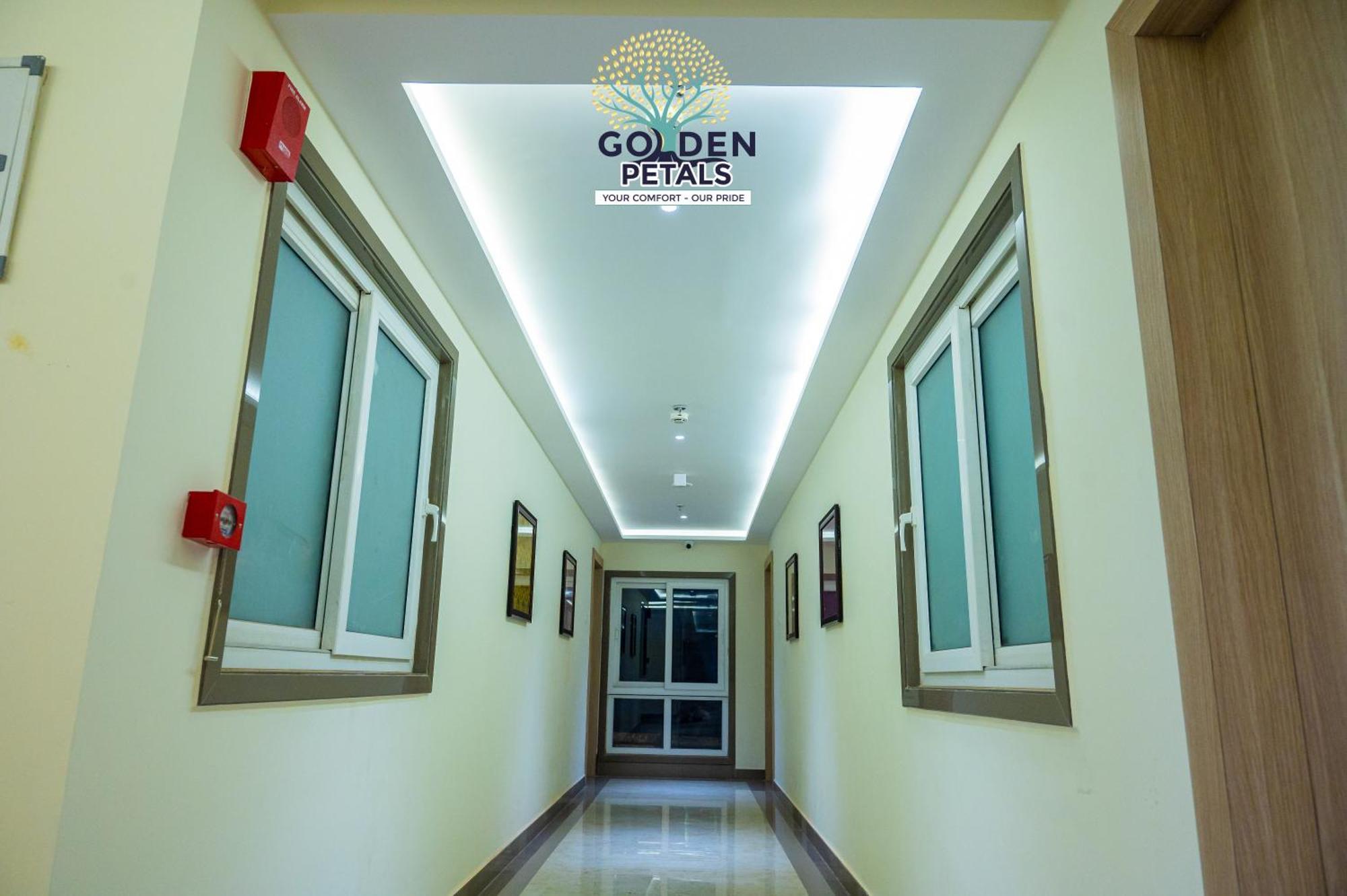 Hotel Golden Petals Váránaszi Kültér fotó