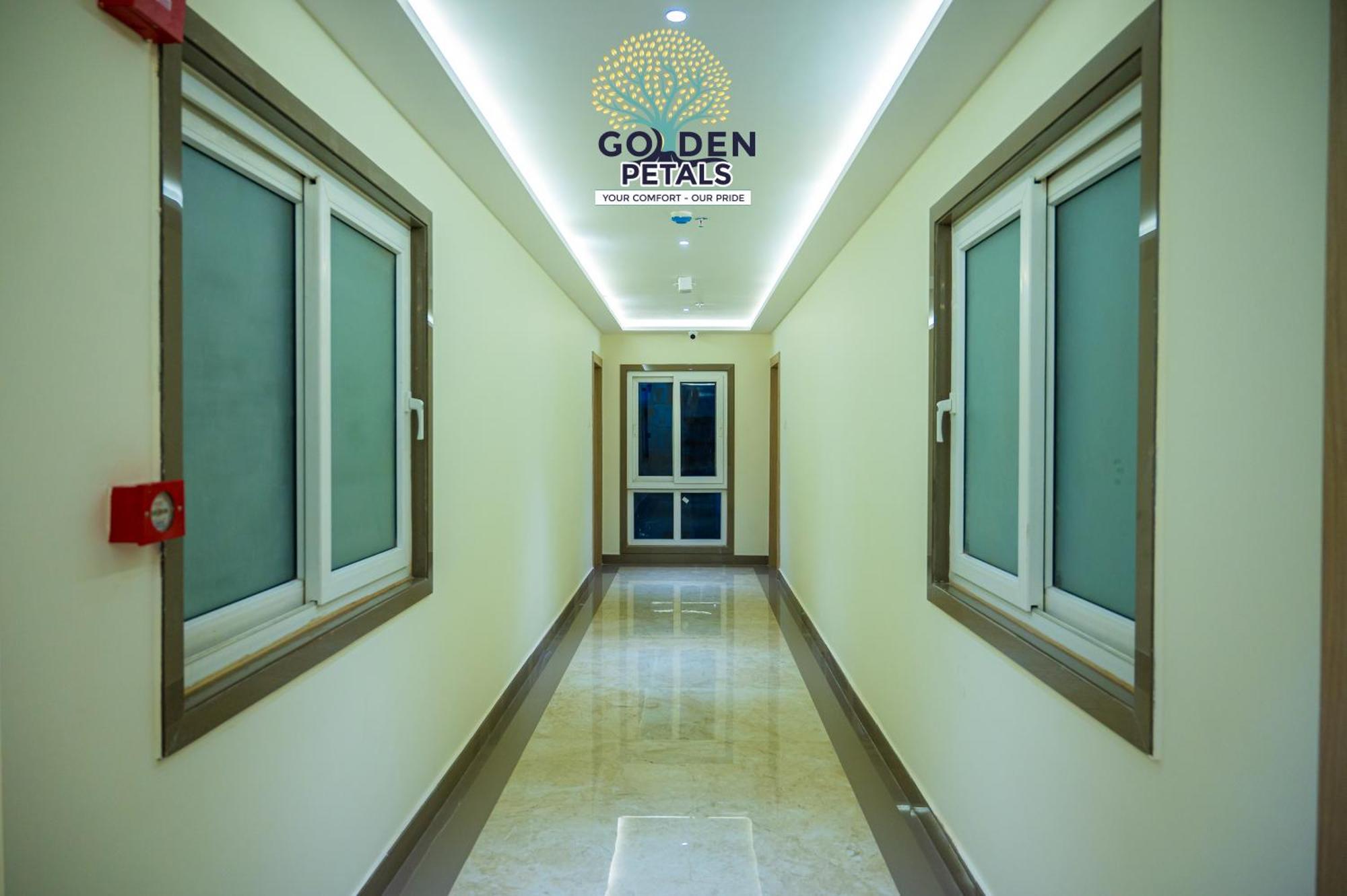Hotel Golden Petals Váránaszi Kültér fotó