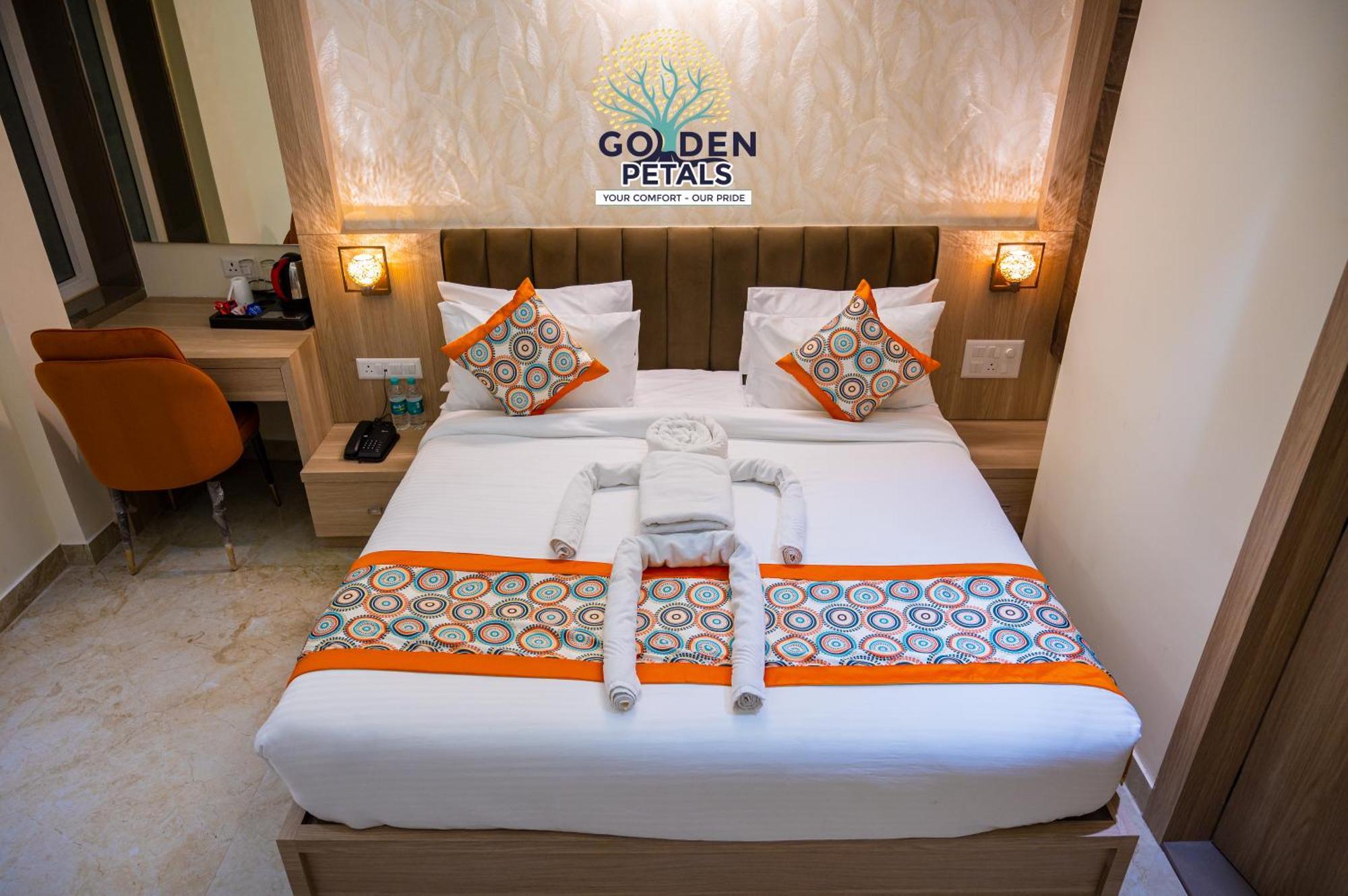Hotel Golden Petals Váránaszi Kültér fotó