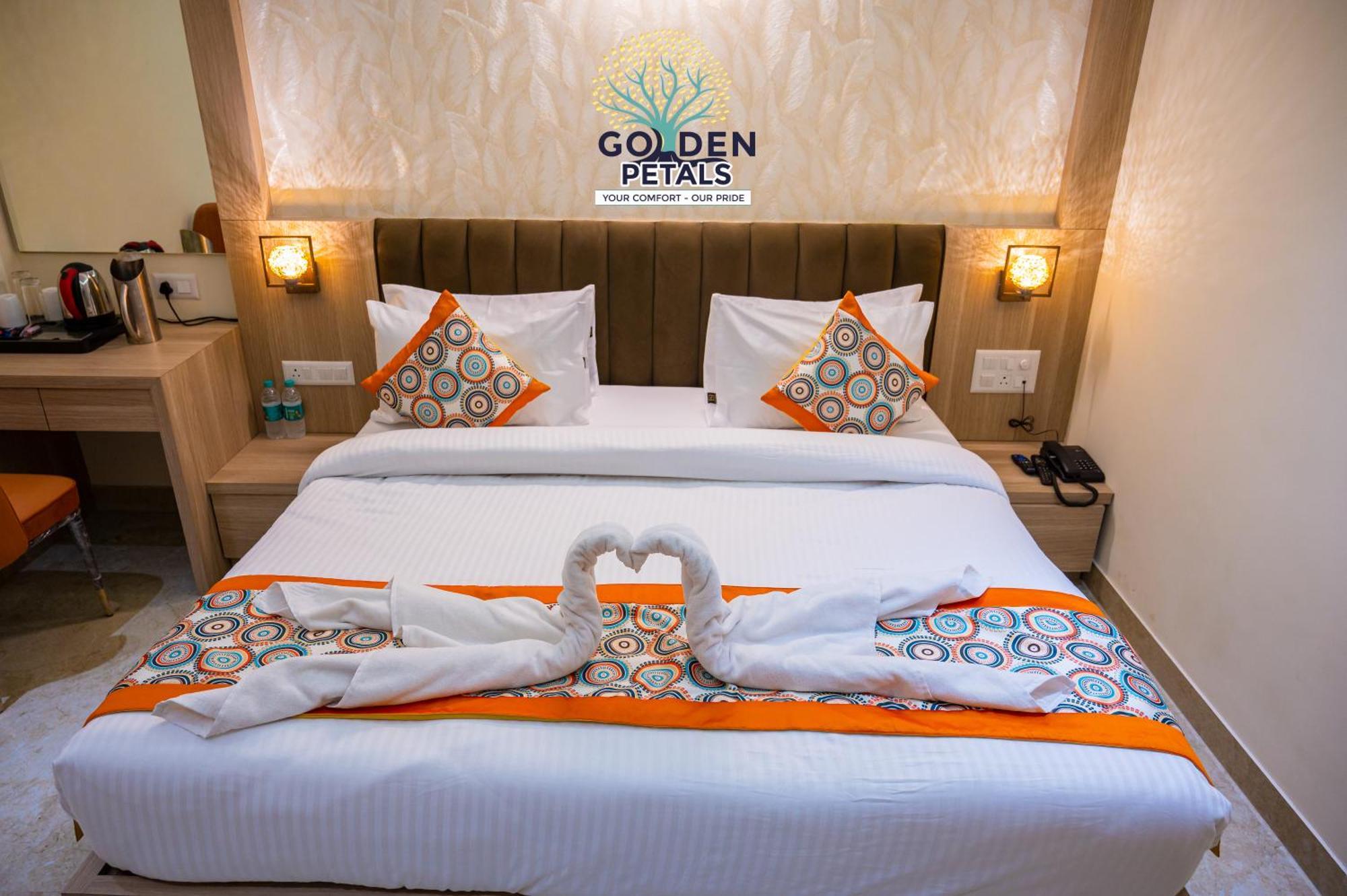 Hotel Golden Petals Váránaszi Kültér fotó