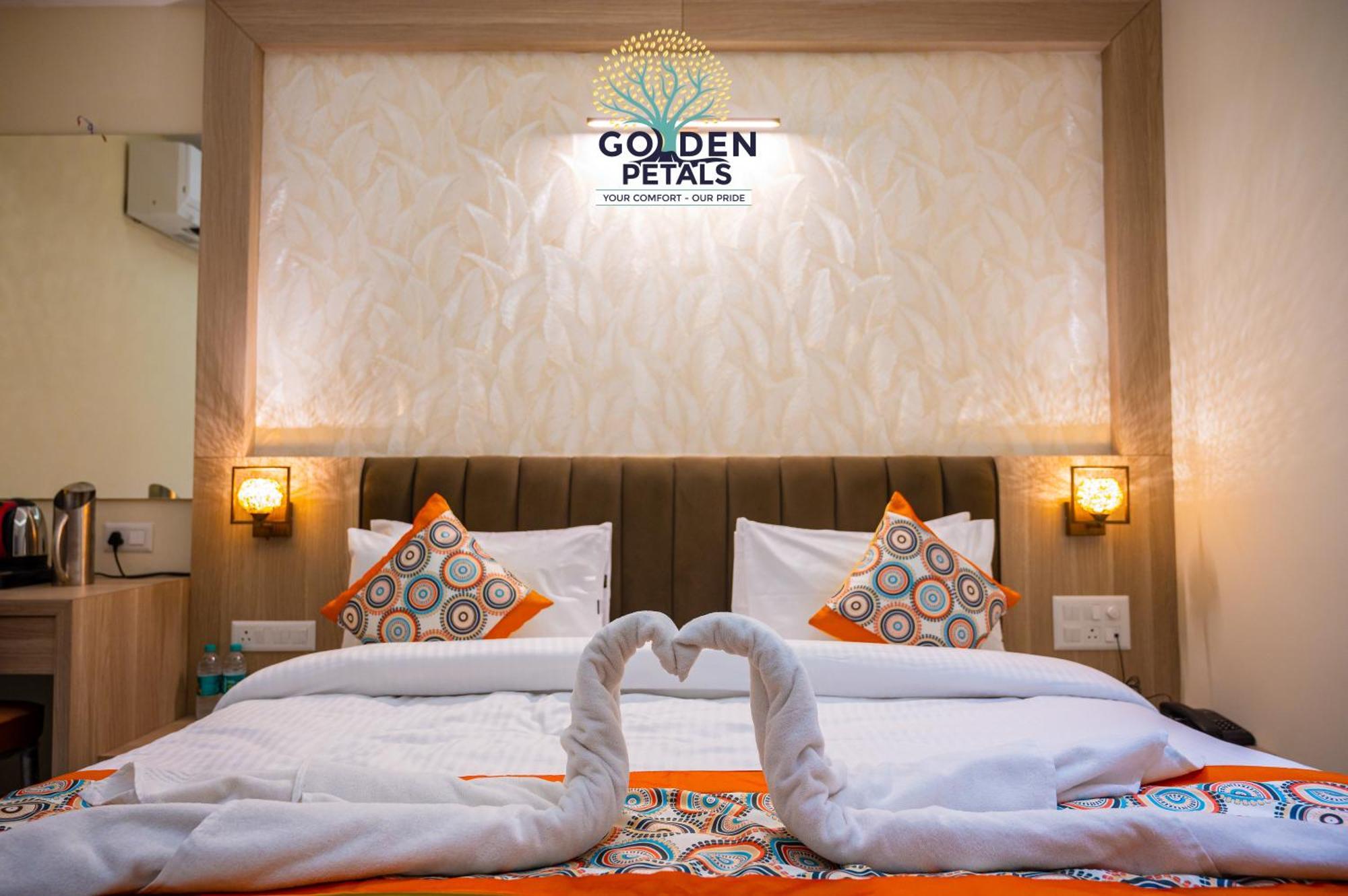 Hotel Golden Petals Váránaszi Kültér fotó