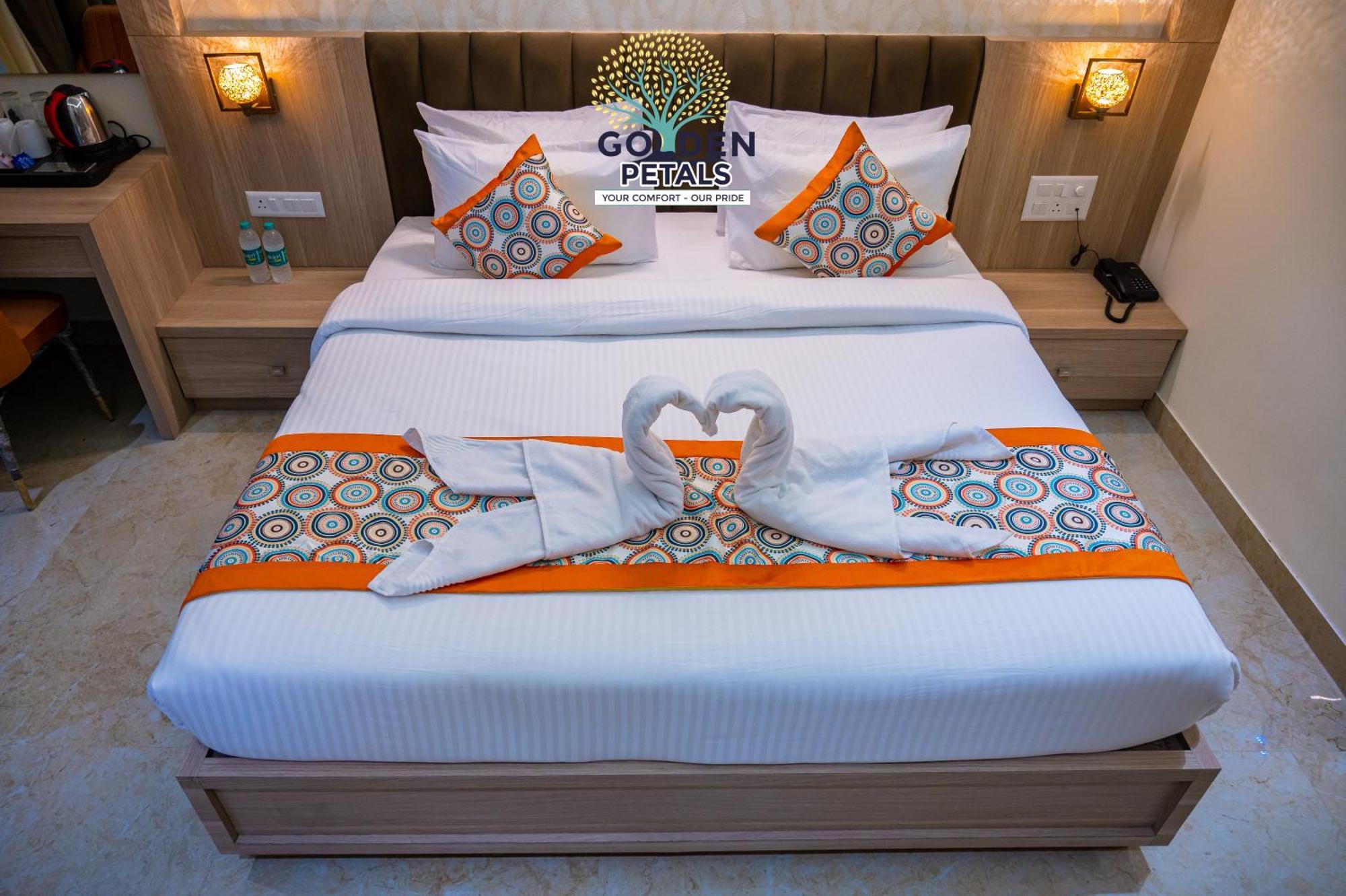 Hotel Golden Petals Váránaszi Kültér fotó